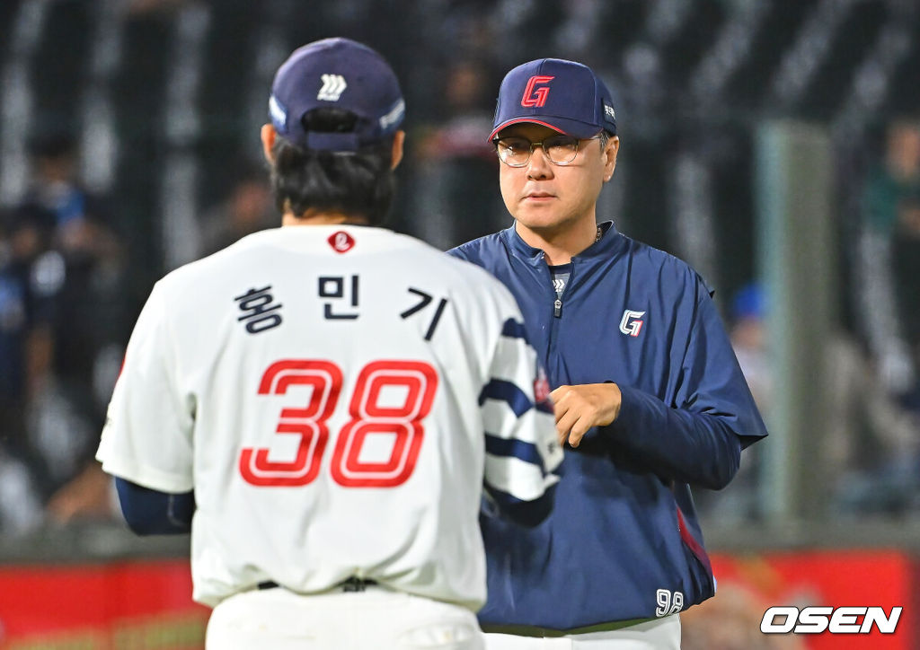 9일 부산 사직야구장에서 2026 신한 SOL KBO 리그 롯데 자이언츠와 두산 베어스의 경기가 열렸다. 홈팀 롯데는 나균안이, 방문팀 두산은 곽빈이 선발 출전했다.롯데 자이언츠 김상진 코치가 투수 교체를 하고 있다. 2026.06.09 / foto0307@osen.co.kr