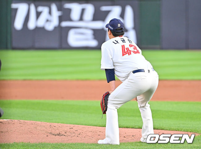 [OSEN=부산, 이석우 기자] 9일 부산 사직야구장에서 2026 신한 SOL KBO 리그 롯데 자이언츠와 두산 베어스의 경기가 열렸다. 홈팀 롯데는 나균안이, 방문팀 두산은 곽빈이 선발 출전했다.롯데 자이언츠 나균안이 1회초 무사 1루 두산 베어스 양의지에게 좌중월 2점 홈런을 맞고 아쉬워하고 있다. 2026.06.09 / foto0307@osen.co.kr