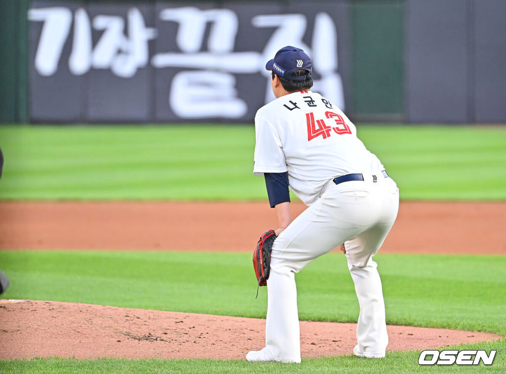 9일 부산 사직야구장에서 2026 신한 SOL KBO 리그 롯데 자이언츠와 두산 베어스의 경기가 열렸다. 홈팀 롯데는 나균안이, 방문팀 두산은 곽빈이 선발 출전했다.롯데 자이언츠 나균안이 1회초 무사 1루 두산 베어스 양의지에게 좌중월 2점 홈런을 맞고 아쉬워하고 있다. 2026.06.09 / foto0307@osen.co.kr