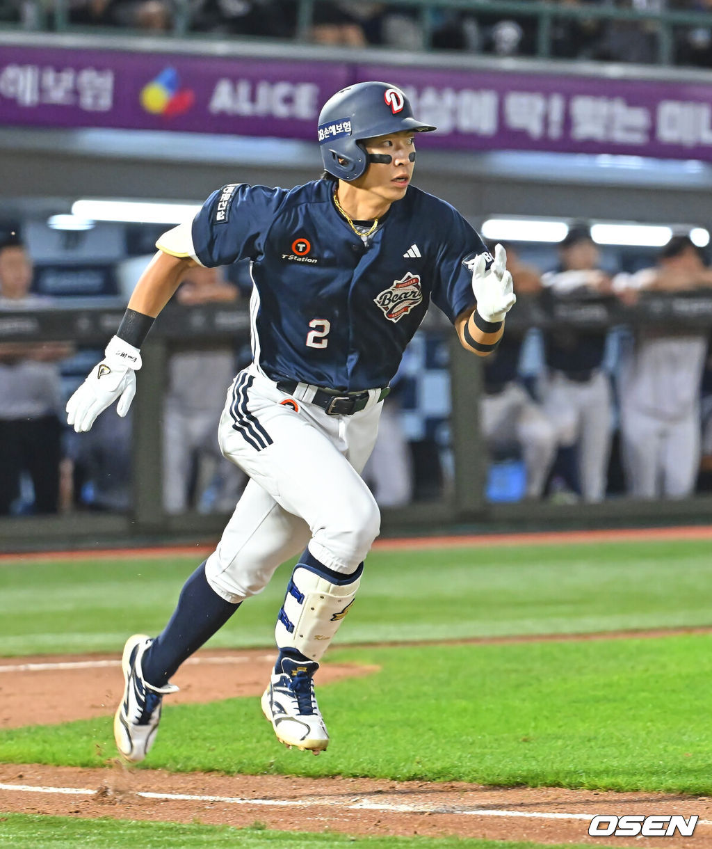 9일 부산 사직야구장에서 2026 신한 SOL KBO 리그 롯데 자이언츠와 두산 베어스의 경기가 열렸다. 홈팀 롯데는 나균안이, 방문팀 두산은 곽빈이 선발 출전했다.두산 베어스 김민석이 5회초 무사 1루 2루 땅볼을 치고 진루하고 있다. 2026.06.09 / foto0307@osen.co.kr