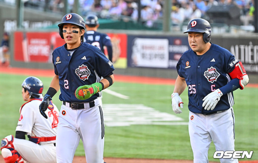 9일 부산 사직야구장에서 2026 신한 SOL KBO 리그 롯데 자이언츠와 두산 베어스의 경기가 열렸다. 홈팀 롯데는 나균안이, 방문팀 두산은 곽빈이 선발 출전했다.두산 베어스 양의지가 1회초 무사 1루 좌중월 2점 홈런을 치고 하이파이브를 하고 있다. 2026.06.09 / foto0307@osen.co.kr