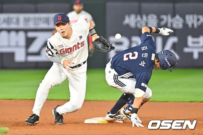 [OSEN=부산, 이석우 기자] 9일 부산 사직야구장에서 2026 신한 SOL KBO 리그 롯데 자이언츠와 두산 베어스의 경기가 열렸다. 홈팀 롯데는 나균안이, 방문팀 두산은 곽빈이 선발 출전했다.두산 베어스 김민석이 5회초 무사 1루 2루 땅볼을 치고 1루 송구 실책때 2루에서도 볼 빠지는 사이 세이프되고 있다. 2026.06.09 / foto0307@osen.co.kr