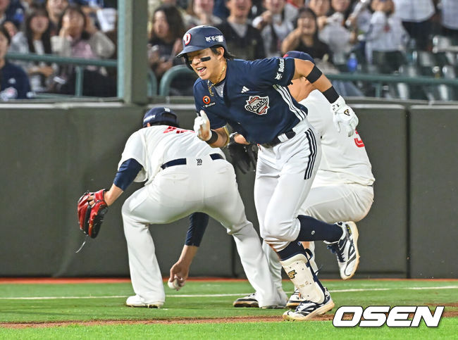 [OSEN=부산, 이석우 기자] 9일 부산 사직야구장에서 2026 신한 SOL KBO 리그 롯데 자이언츠와 두산 베어스의 경기가 열렸다. 홈팀 롯데는 나균안이, 방문팀 두산은 곽빈이 선발 출전했다.두산 베어스 김민석이 5회초 무사 1루 2루 땅볼을 치고 1루, 2루 송구 실책에 이어 3루에서도 송구 실책으로 볼이 빠지자 홈으로 쇄도하고 있다. 2026.06.09 / foto0307@osen.co.kr