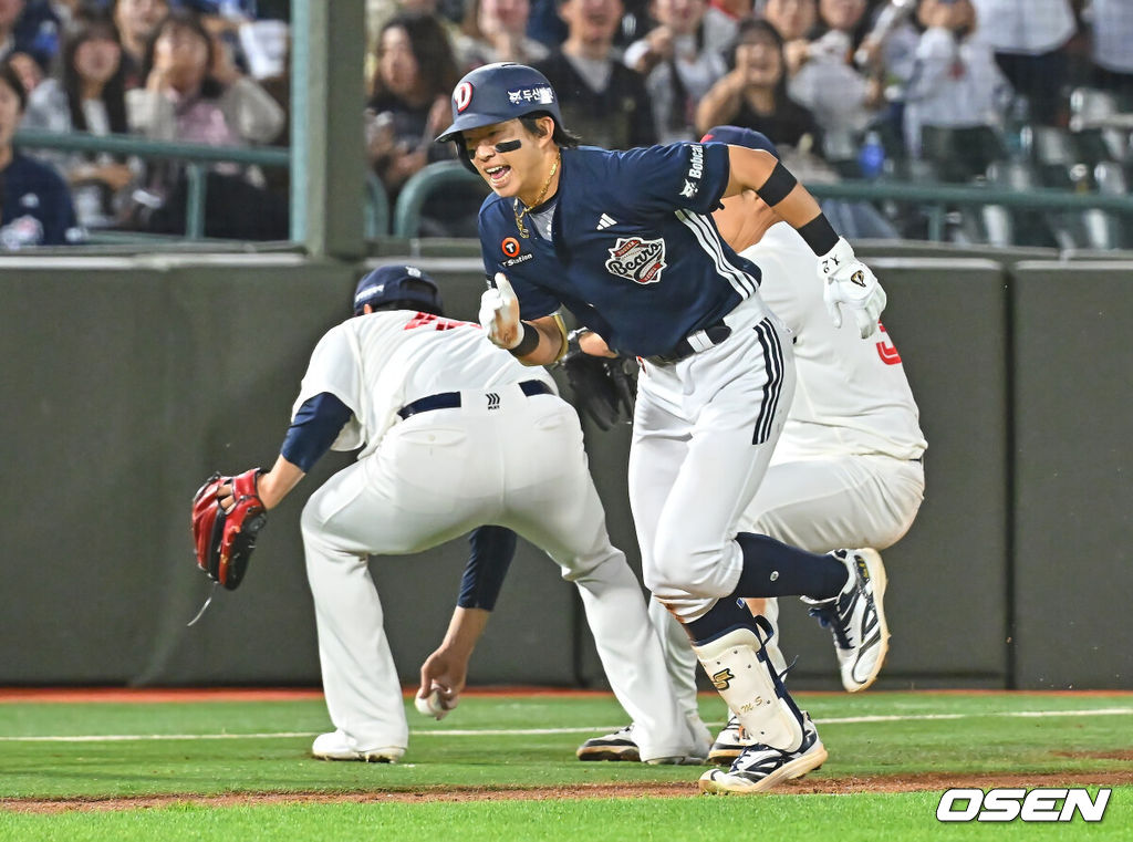 9일 부산 사직야구장에서 2026 신한 SOL KBO 리그 롯데 자이언츠와 두산 베어스의 경기가 열렸다. 홈팀 롯데는 나균안이, 방문팀 두산은 곽빈이 선발 출전했다.두산 베어스 김민석이 5회초 무사 1루 2루 땅볼을 치고 1루, 2루 송구 실책에 이어 3루에서도 송구 실책으로 볼이 빠지자 홈으로 쇄도하고 있다. 2026.06.09 / foto0307@osen.co.kr