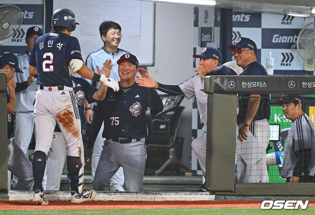 9일 부산 사직야구장에서 2026 신한 SOL KBO 리그 롯데 자이언츠와 두산 베어스의 경기가 열렸다. 홈팀 롯데는 나균안이, 방문팀 두산은 곽빈이 선발 출전했다.두산 베어스 김민석이 5회초 무사 1루 2루 땅볼을 치고 1루, 2루 송구 실책에 이어 3루에서도 송구 실책으로 볼이 빠지자 홈까지 쇄도, 득점을 올린 후 김원형 감독과 코치들의 축하를 받고 있다. 2026.06.09 / foto0307@osen.co.kr