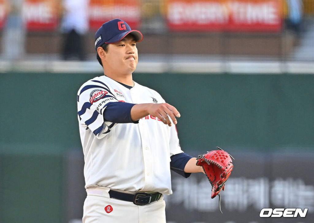 9일 부산 사직야구장에서 2026 신한 SOL KBO 리그 롯데 자이언츠와 두산 베어스의 경기가 열렸다. 홈팀 롯데는 나균안이, 방문팀 두산은 곽빈이 선발 출전했다.롯데 자이언츠 선발 투수 나균안이 1회초 무사 1루 두산 베어스 카메론에게 좌월 2점 홈런을 맞고 아쉬워하고 있다. 2026.06.09 / foto0307@osen.co.kr
