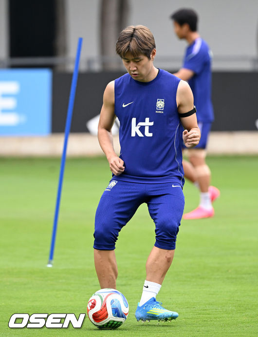 [OSEN=사포판(멕시코), 이대선 기자] 2026 북중미 월드컵에 참가하는 한국 축구국가대표팀이 9일(한국시각) 멕시코 과달라하라 인근 사포판의 치바스 베르데 바예에서 훈련을 진행했다.한국은 과달라하라에서 체코와 멕시코를 차례로 상대한 뒤 조별리그 마지막 경기를 치른다.이강인이 훈련을 하고 있다. 2026.06.09 /sunday@osen.co.kr