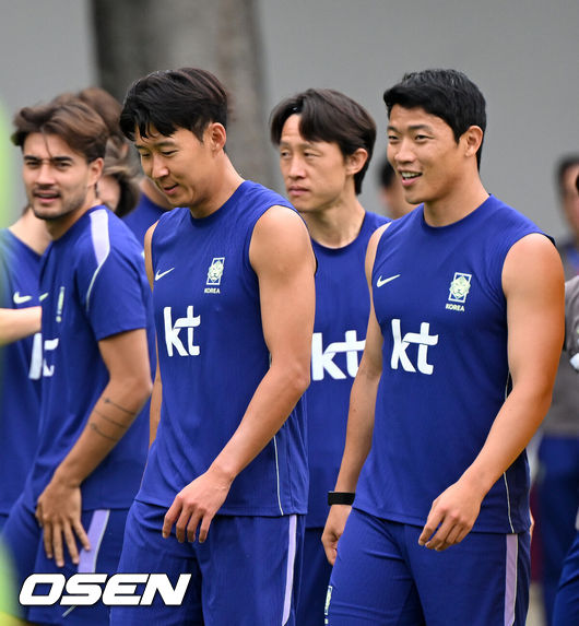 [OSEN=사포판(멕시코), 이대선 기자] 2026 북중미 월드컵에 참가하는 한국 축구국가대표팀이 9일(한국시각) 멕시코 과달라하라 인근 사포판의 치바스 베르데 바예에서 훈련을 진행했다.한국은 과달라하라에서 체코와 멕시코를 차례로 상대한 뒤 조별리그 마지막 경기를 치른다.손흥민, 황희찬이 훈련을 하고 있다. 2026.06.09 /sunday@osen.co.kr