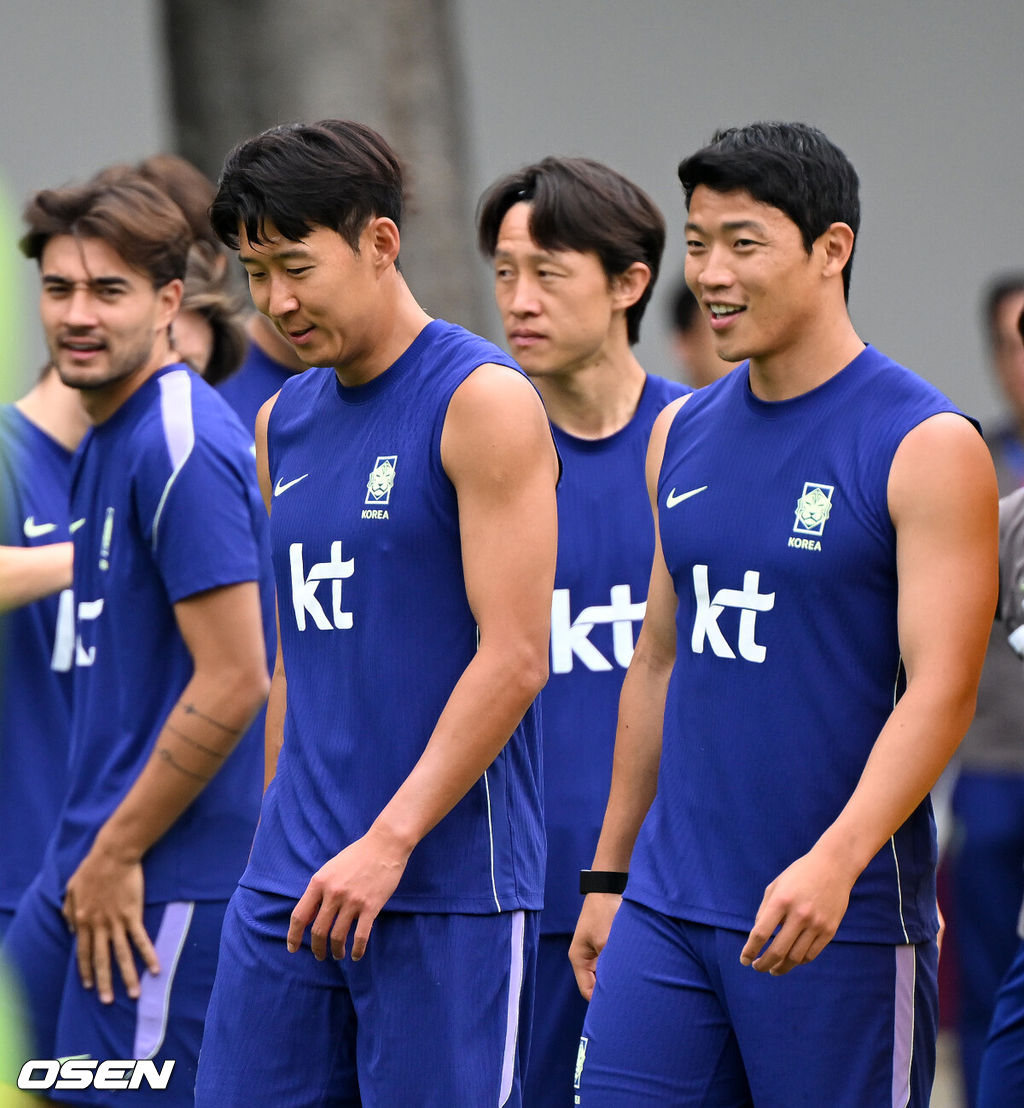 2026 북중미 월드컵에 참가하는 한국 축구국가대표팀이 9일(한국시각) 멕시코 과달라하라 인근 사포판의 치바스 베르데 바예에서 훈련을 진행했다.한국은 과달라하라에서 체코와 멕시코를 차례로 상대한 뒤 조별리그 마지막 경기를 치른다.손흥민, 황희찬이 훈련을 하고 있다. 2026.06.09 /sunday@osen.co.kr
