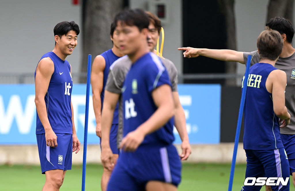 이강인 향해 다정한 미소