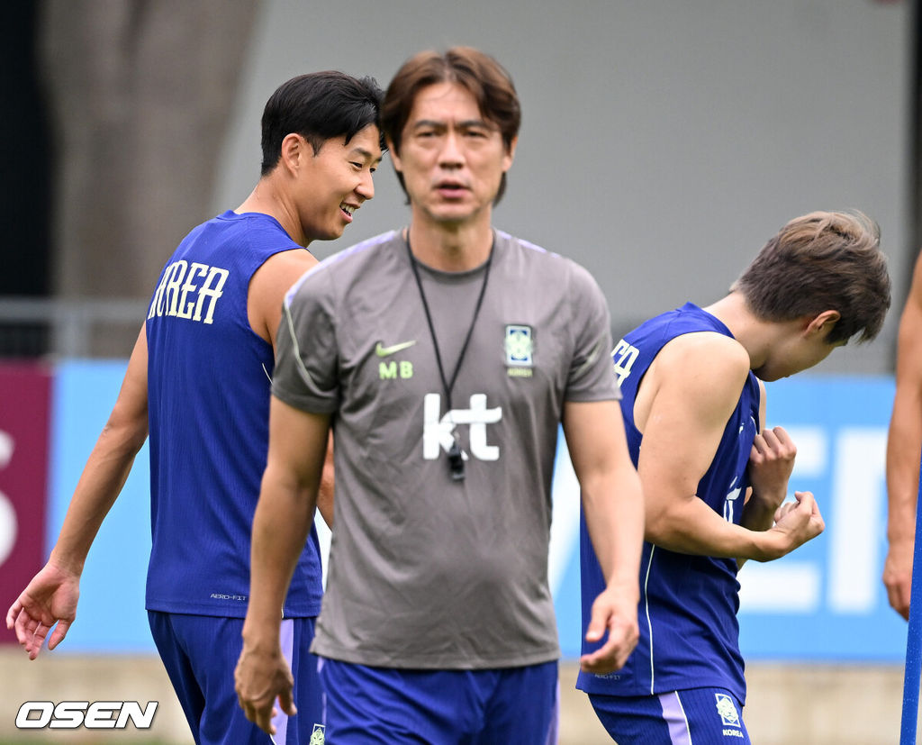 2026 북중미 월드컵에 참가하는 한국 축구국가대표팀이 9일(한국시각) 멕시코 과달라하라 인근 사포판의 치바스 베르데 바예에서 훈련을 진행했다.한국은 과달라하라에서 체코와 멕시코를 차례로 상대한 뒤 조별리그 마지막 경기를 치른다.손흥민, 이강인이 훈련을 하고 있다. 2026.06.09 /sunday@osen.co.kr