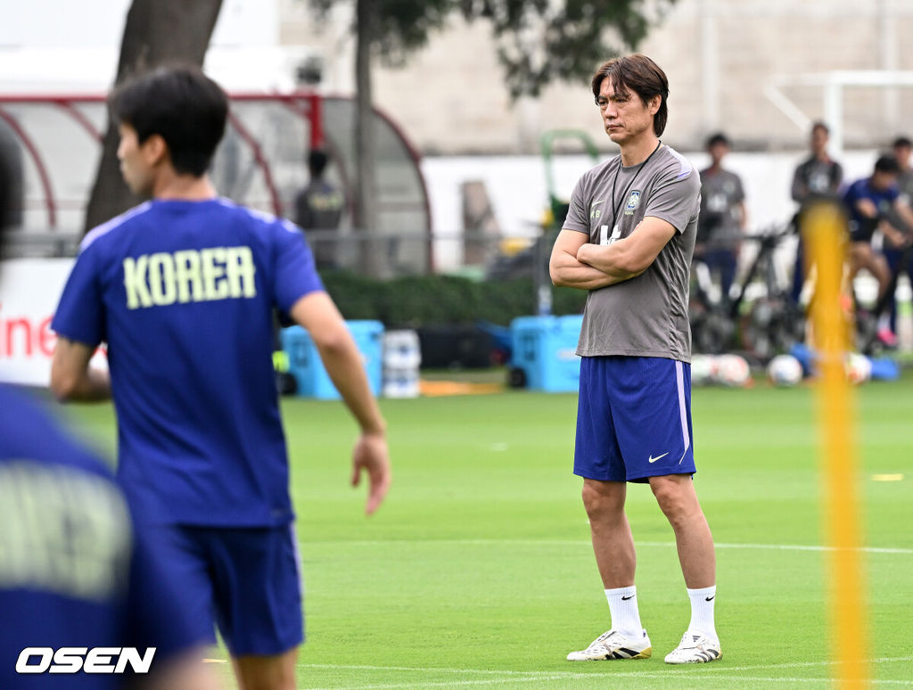 2026 북중미 월드컵에 참가하는 한국 축구국가대표팀이 9일(한국시각) 멕시코 과달라하라 인근 사포판의 치바스 베르데 바예에서 훈련을 진행했다.한국은 과달라하라에서 체코와 멕시코를 차례로 상대한 뒤 조별리그 마지막 경기를 치른다.홍명보 감독이 훈련을 하는 선수들을 바라보고 있다. 2026.06.09 /sunday@osen.co.kr
