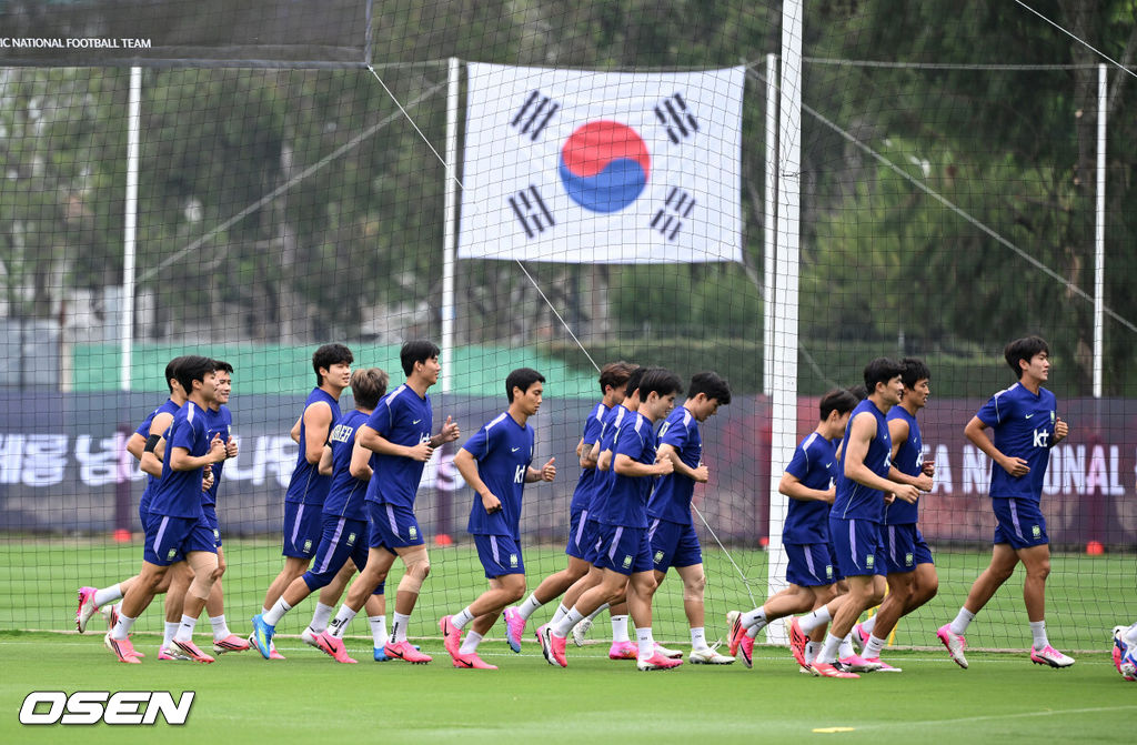 2026 북중미 월드컵에 참가하는 한국 축구국가대표팀이 9일(한국시각) 멕시코 과달라하라 인근 사포판의 치바스 베르데 바예에서 훈련을 진행했다.한국은 과달라하라에서 체코와 멕시코를 차례로 상대한 뒤 조별리그 마지막 경기를 치른다.대표팀 선수들이 훈련을 하고 있다. 2026.06.09 /sunday@osen.co.kr