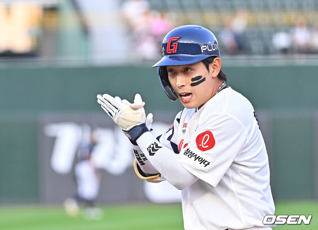 9일 부산 사직야구장에서 2026 신한 SOL KBO 리그 롯데 자이언츠와 두산 베어스의 경기가 열렸다. 홈팀 롯데는 나균안이, 방문팀 두산은 곽빈이 선발 출전했다.롯데 자이언츠 황성빈이 1회말 좌익수 앞 안타를 치고 동료들에게 파이팅하고 있다. 2026.06.09 / foto0307@osen.co.kr