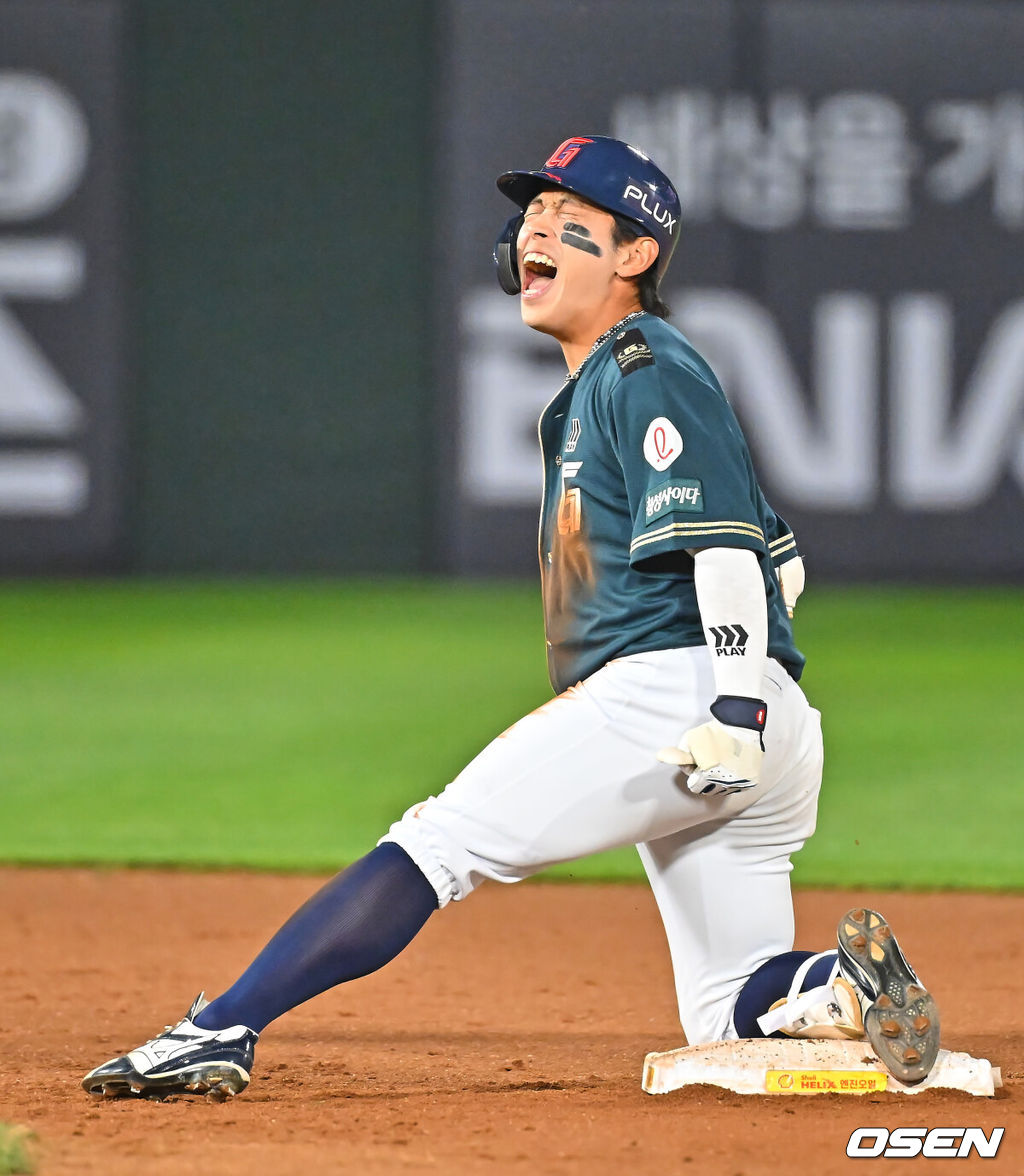 7일 부산 사직야구장에서 2026 신한 SOL KBO 리그 롯데 자이언츠와 한화 이글스의 경기가 열렸다. 홈팀 롯데는 비슬리가, 방문팀 한화는 황준서가 선발 출전했다.롯데 자이언츠 황성빈이 8회말 2사 3루 동점 1타점 우중간 2루타를 치고 포효하고 있다. 2026.06.07 / foto0307@osen.co.kr