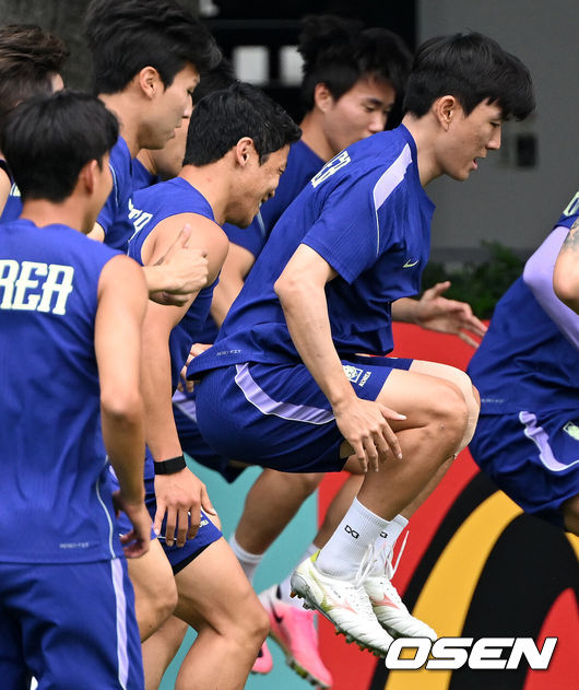 [OSEN=사포판(멕시코), 이대선 기자] 2026 북중미 월드컵에 참가하는 한국 축구국가대표팀이 9일(한국시각) 멕시코 과달라하라 인근 사포판의 치바스 베르데 바예에서 훈련을 진행했다.한국은 과달라하라에서 체코와 멕시코를 차례로 상대한 뒤 조별리그 마지막 경기를 치른다.황희찬, 황인범이 훈련을 하고 있다. 2026.06.09 /sunday@osen.co.kr