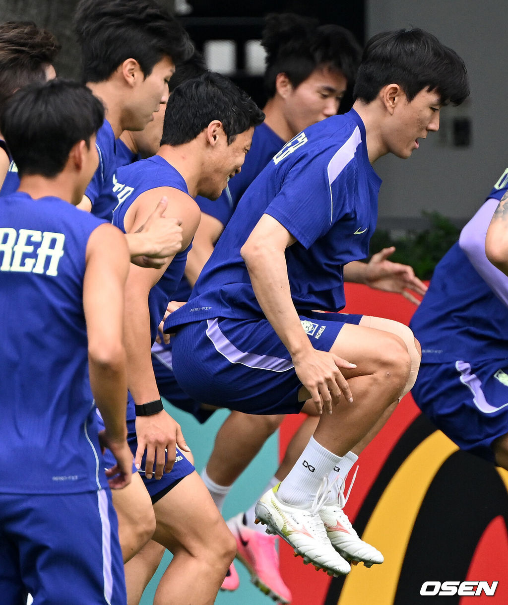 2026 북중미 월드컵에 참가하는 한국 축구국가대표팀이 9일(한국시각) 멕시코 과달라하라 인근 사포판의 치바스 베르데 바예에서 훈련을 진행했다.한국은 과달라하라에서 체코와 멕시코를 차례로 상대한 뒤 조별리그 마지막 경기를 치른다.황희찬, 황인범이 훈련을 하고 있다. 2026.06.09 /sunday@osen.co.kr