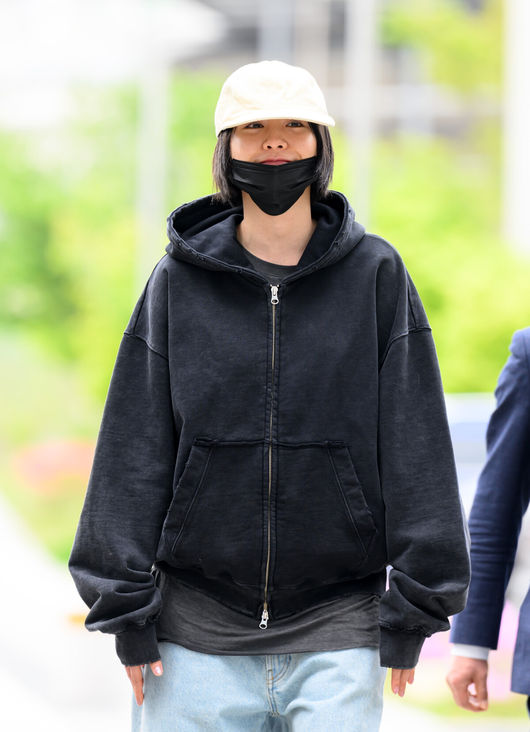 [OSEN=이대선 기자] 그룹 애프터스쿨 출신 나나가 21일 오후 경기 의정부지법 남양주지원에 강도 피해 사건 증인으로 출석했다.지난해 11월 30대 남성 A씨로부터 강도 피해를 입은 나나는 자택 침입 강도의 재판에 증인으로 출석했다.나나가 법정으로 이동하고 있다. 2026.04.21 /sunday@osen.co.kr