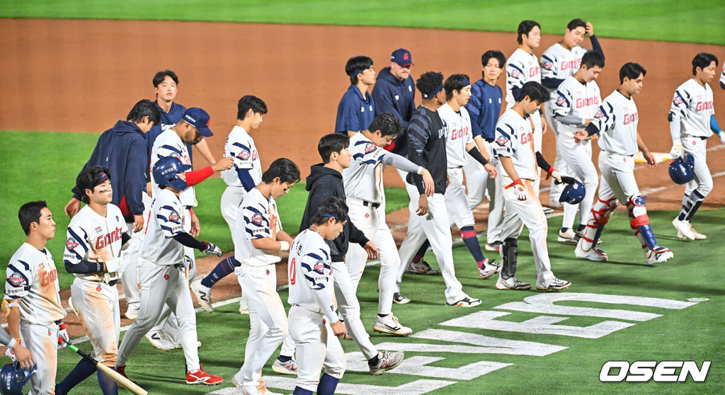 9일 부산 사직야구장에서 2026 신한 SOL KBO 리그 롯데 자이언츠와 두산 베어스의 경기가 열렸다. 홈팀 롯데는 나균안이, 방문팀 두산은 곽빈이 선발 출전했다.롯데 자이언츠 선수들이 두산 베어스에 5-6으로 패한 후 아쉬운 표정을 짓고 있다. 2026.06.09 / foto0307@osen.co.kr