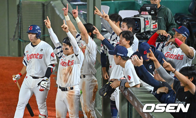 [OSEN=부산, 이석우 기자] 9일 부산 사직야구장에서 2026 신한 SOL KBO 리그 롯데 자이언츠와 두산 베어스의 경기가 열렸다. 홈팀 롯데는 나균안이, 방문팀 두산은 곽빈이 선발 출전했다.롯데 자이언츠 선수들이 7회말 2사 1루 두산 베어스 카메론의 포구 실책을 틈타 3루까지 진루에 성공한 손호영을 보며 환호하고 있다. 2026.06.09 / foto0307@osen.co.kr