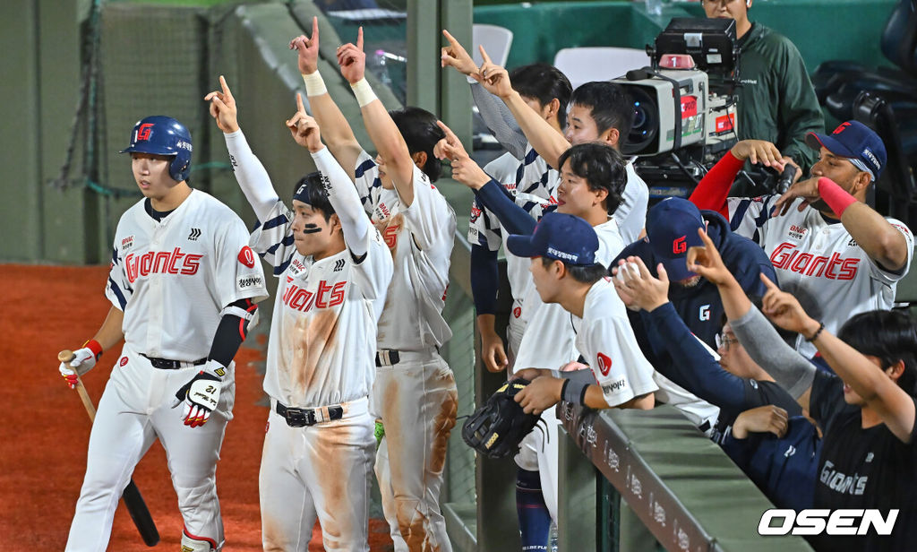 9일 부산 사직야구장에서 2026 신한 SOL KBO 리그 롯데 자이언츠와 두산 베어스의 경기가 열렸다. 홈팀 롯데는 나균안이, 방문팀 두산은 곽빈이 선발 출전했다.롯데 자이언츠 선수들이 7회말 2사 1루 두산 베어스 카메론의 포구 실책을 틈타 3루까지 진루에 성공한 손호영을 보며 환호하고 있다. 2026.06.09 / foto0307@osen.co.kr
