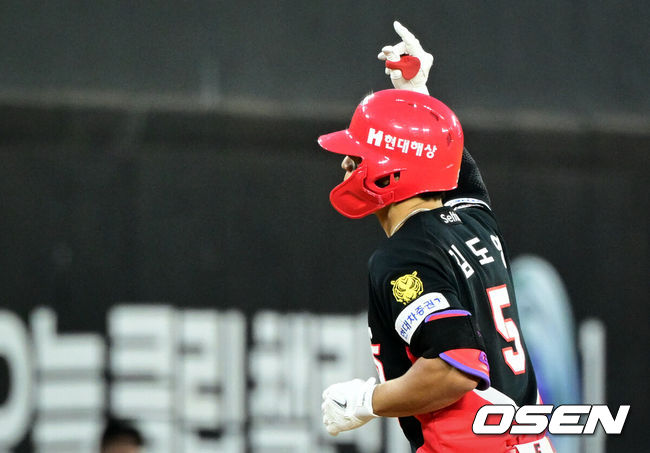 [OSEN=대전, 조은정 기자]9일 오후 대전한화생명볼파크에서 2026 신한 SOL KBO리그 한화 이글스와 KIA 타이거즈의 경기가 열렸다.이날 한화는 왕옌청을 KIA는 황동하를 선발로 내세웠다.4회초 2사 1,2루에서 KIA 김도영이 달아나는 좌중월 3점 홈런을 날린 뒤 베이스를 돌고 있다. 2026.06.09 /cej@osen.co.kr
