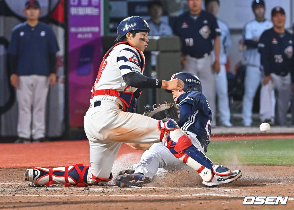 9일 부산 사직야구장에서 2026 신한 SOL KBO 리그 롯데 자이언츠와 두산 베어스의 경기가 열렸다. 홈팀 롯데는 나균안이, 방문팀 두산은 곽빈이 선발 출전했다.두산 베어스 양의지가 5회초 1사 1루 안재석의 우중간 2루타때 홈에서 세이프되고 있다. 2026.06.09 / foto0307@osen.co.kr