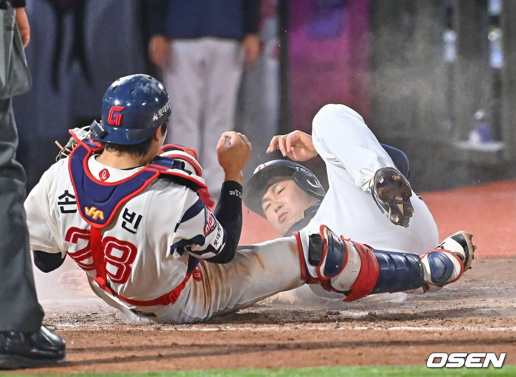 9일 부산 사직야구장에서 2026 신한 SOL KBO 리그 롯데 자이언츠와 두산 베어스의 경기가 열렸다. 홈팀 롯데는 나균안이, 방문팀 두산은 곽빈이 선발 출전했다.두산 베어스 양의지가 5회초 1사 1루 안재석의 우중간 2루타때 홈에서 세이프되며 롯데 자이언츠 손성빈과 충돌하고 있다. 2026.06.09 / foto0307@osen.co.kr