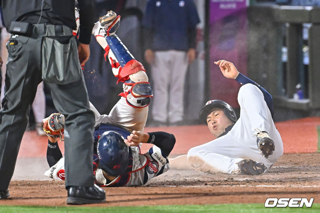 9일 부산 사직야구장에서 2026 신한 SOL KBO 리그 롯데 자이언츠와 두산 베어스의 경기가 열렸다. 홈팀 롯데는 나균안이, 방문팀 두산은 곽빈이 선발 출전했다.두산 베어스 양의지가 5회초 1사 1루 안재석의 우중간 2루타때 홈에서 세이프되며 롯데 자이언츠 손성빈과 충돌하고 있다. 2026.06.09 / foto0307@osen.co.kr