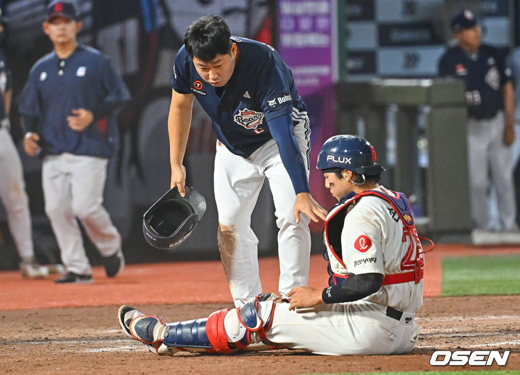 9일 부산 사직야구장에서 2026 신한 SOL KBO 리그 롯데 자이언츠와 두산 베어스의 경기가 열렸다. 홈팀 롯데는 나균안이, 방문팀 두산은 곽빈이 선발 출전했다.두산 베어스 양의지가 5회초 1사 1루 안재석의 우중간 2루타때 홈에서 세이프되며 롯데 자이언츠 손성빈과 충돌한 후 손을 잡고 위로하고 있다. 2026.06.09 / foto0307@osen.co.kr