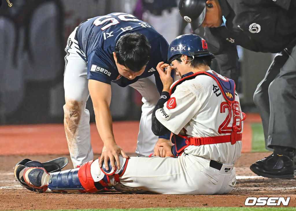 9일 부산 사직야구장에서 2026 신한 SOL KBO 리그 롯데 자이언츠와 두산 베어스의 경기가 열렸다. 홈팀 롯데는 나균안이, 방문팀 두산은 곽빈이 선발 출전했다.두산 베어스 양의지가 5회초 1사 1루 안재석의 우중간 2루타때 홈에서 세이프되며 롯데 자이언츠 손성빈과 충돌한 후 손을 잡고 위로하고 있다. 2026.06.09 / foto0307@osen.co.kr