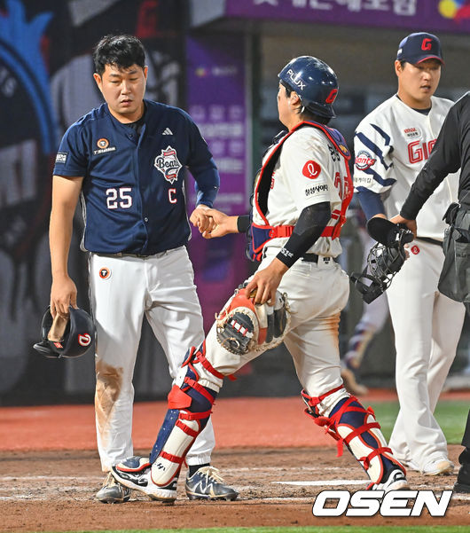 [OSEN=부산, 이석우 기자] 9일 부산 사직야구장에서 2026 신한 SOL KBO 리그 롯데 자이언츠와 두산 베어스의 경기가 열렸다. 홈팀 롯데는 나균안이, 방문팀 두산은 곽빈이 선발 출전했다.두산 베어스 양의지가 5회초 1사 1루 안재석의 우중간 2루타때 홈에서 세이프되며 롯데 자이언츠 손성빈과 충돌한 후 손을 잡고 위로하고 있다. 2026.06.09 / foto0307@osen.co.kr
