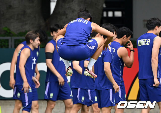 [OSEN=사포판(멕시코), 이대선 기자] 2026 북중미 월드컵에 참가하는 한국 축구국가대표팀이 9일(한국시각) 멕시코 과달라하라 인근 사포판의 치바스 베르데 바예에서 훈련을 진행했다.한국은 과달라하라에서 체코와 멕시코를 차례로 상대한 뒤 조별리그 마지막 경기를 치른다.손흥민이 훈련을 하고 있다. 2026.06.09 /sunday@osen.co.kr