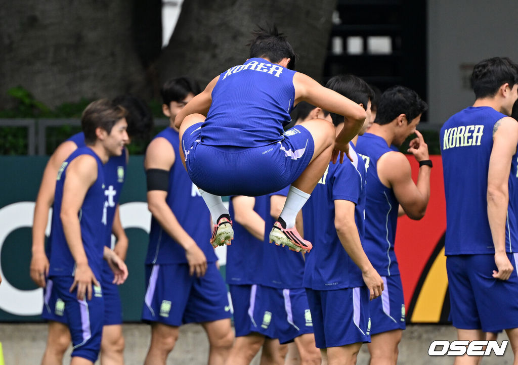 2026 북중미 월드컵에 참가하는 한국 축구국가대표팀이 9일(한국시각) 멕시코 과달라하라 인근 사포판의 치바스 베르데 바예에서 훈련을 진행했다.한국은 과달라하라에서 체코와 멕시코를 차례로 상대한 뒤 조별리그 마지막 경기를 치른다.손흥민이 훈련을 하고 있다. 2026.06.09 /sunday@osen.co.kr
