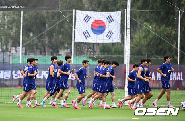 [OSEN=사포판(멕시코), 이대선 기자] 2026 북중미 월드컵에 참가하는 한국 축구국가대표팀이 9일(한국시각) 멕시코 과달라하라 인근 사포판의 치바스 베르데 바예에서 훈련을 진행했다.한국은 과달라하라에서 체코와 멕시코를 차례로 상대한 뒤 조별리그 마지막 경기를 치른다.대표팀 선수들이 훈련을 하고 있다. 2026.06.09 /sunday@osen.co.kr
