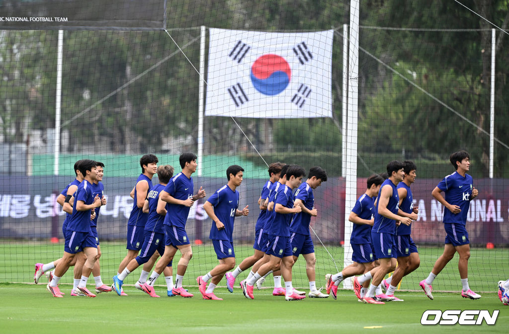 2026 북중미 월드컵에 참가하는 한국 축구국가대표팀이 9일(한국시각) 멕시코 과달라하라 인근 사포판의 치바스 베르데 바예에서 훈련을 진행했다.한국은 과달라하라에서 체코와 멕시코를 차례로 상대한 뒤 조별리그 마지막 경기를 치른다.대표팀 선수들이 훈련을 하고 있다. 2026.06.09 /sunday@osen.co.kr