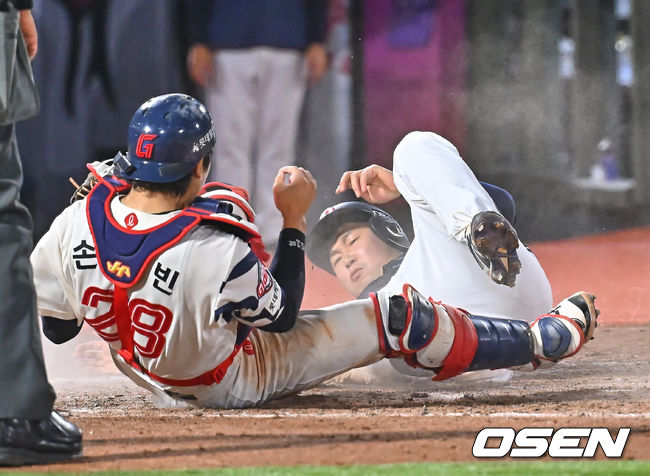[OSEN=부산, 이석우 기자] 9일 부산 사직야구장에서 2026 신한 SOL KBO 리그 롯데 자이언츠와 두산 베어스의 경기가 열렸다. 홈팀 롯데는 나균안이, 방문팀 두산은 곽빈이 선발 출전했다.두산 베어스 양의지가 5회초 1사 1루 안재석의 우중간 2루타때 홈에서 세이프되며 롯데 자이언츠 손성빈과 충돌하고 있다. 2026.06.09 / foto0307@osen.co.kr