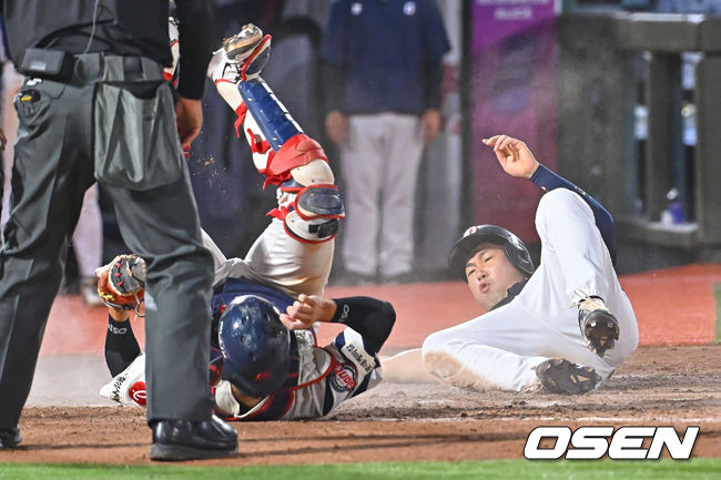 [OSEN=부산, 이석우 기자] 9일 부산 사직야구장에서 2026 신한 SOL KBO 리그 롯데 자이언츠와 두산 베어스의 경기가 열렸다. 홈팀 롯데는 나균안이, 방문팀 두산은 곽빈이 선발 출전했다.두산 베어스 양의지가 5회초 1사 1루 안재석의 우중간 2루타때 홈에서 세이프되며 롯데 자이언츠 손성빈과 충돌하고 있다. 2026.06.09 / foto0307@osen.co.kr