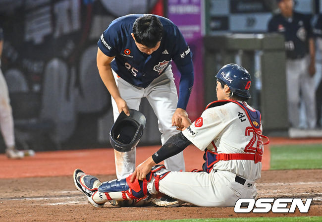 [OSEN=부산, 이석우 기자] 9일 부산 사직야구장에서 2026 신한 SOL KBO 리그 롯데 자이언츠와 두산 베어스의 경기가 열렸다. 홈팀 롯데는 나균안이, 방문팀 두산은 곽빈이 선발 출전했다.두산 베어스 양의지가 5회초 1사 1루 안재석의 우중간 2루타때 홈에서 세이프되며 롯데 자이언츠 손성빈과 충돌한 후 손을 잡고 위로하고 있다. 2026.06.09 / foto0307@osen.co.kr