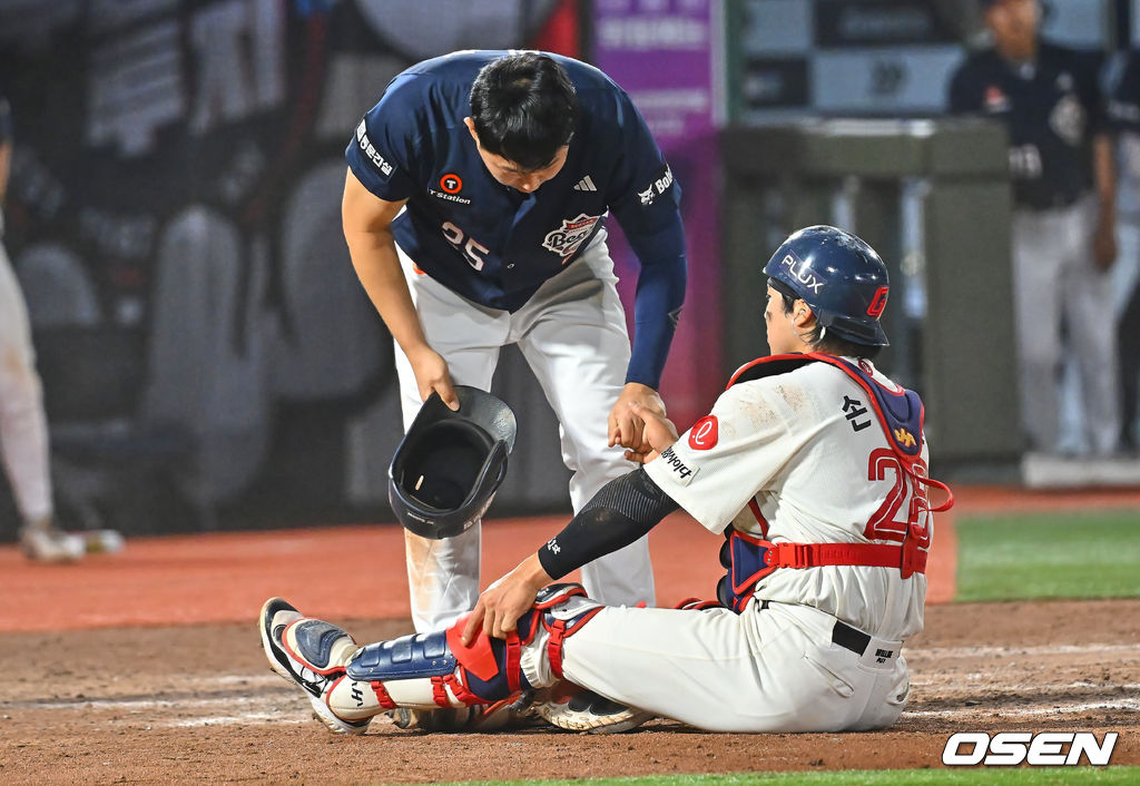 9일 부산 사직야구장에서 2026 신한 SOL KBO 리그 롯데 자이언츠와 두산 베어스의 경기가 열렸다. 홈팀 롯데는 나균안이, 방문팀 두산은 곽빈이 선발 출전했다.두산 베어스 양의지가 5회초 1사 1루 안재석의 우중간 2루타때 홈에서 세이프되며 롯데 자이언츠 손성빈과 충돌한 후 손을 잡고 위로하고 있다. 2026.06.09 / foto0307@osen.co.kr