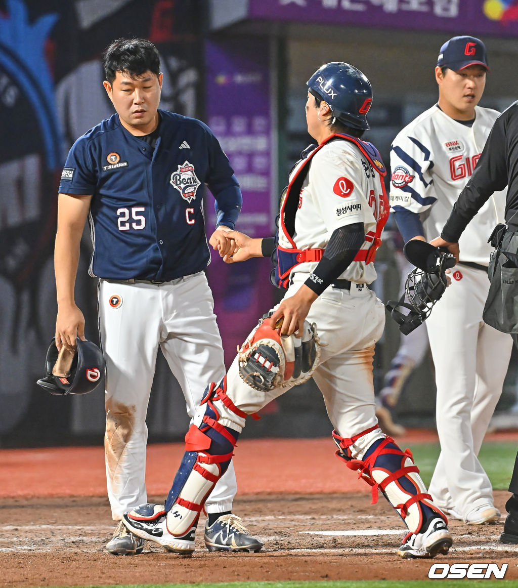 9일 부산 사직야구장에서 2026 신한 SOL KBO 리그 롯데 자이언츠와 두산 베어스의 경기가 열렸다. 홈팀 롯데는 나균안이, 방문팀 두산은 곽빈이 선발 출전했다.두산 베어스 양의지가 5회초 1사 1루 안재석의 우중간 2루타때 홈에서 세이프되며 롯데 자이언츠 손성빈과 충돌한 후 손을 잡고 위로하고 있다. 2026.06.09 / foto0307@osen.co.kr