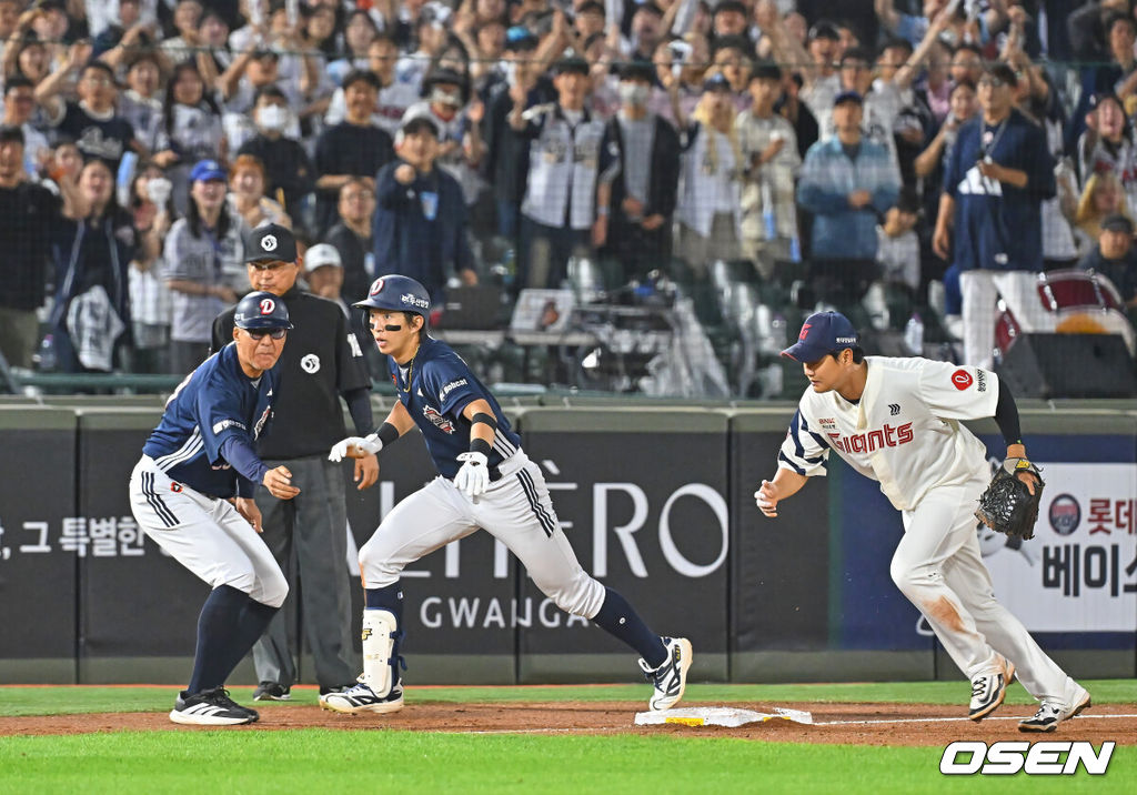 9일 부산 사직야구장에서 2026 신한 SOL KBO 리그 롯데 자이언츠와 두산 베어스의 경기가 열렸다. 홈팀 롯데는 나균안이, 방문팀 두산은 곽빈이 선발 출전했다.두산 베어스 김민석이 5회초 무사 1루 2루 땅볼을 치고 1루, 2루 송구 실책에 이어 3루에서도 송구 실책으로 볼이 빠지자 홈으로 쇄도하고 있다. 2026.06.09 / foto0307@osen.co.kr