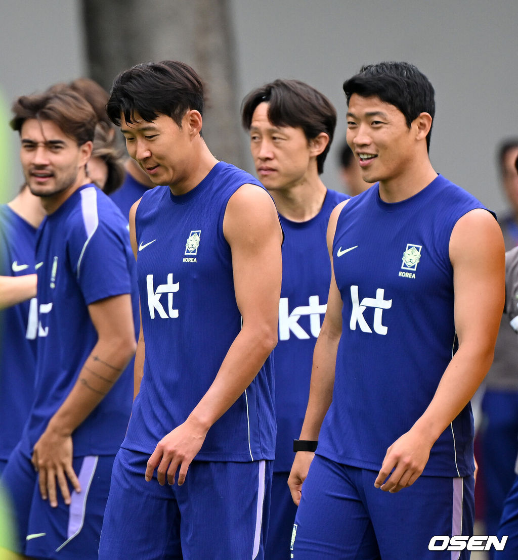 2026 북중미 월드컵에 참가하는 한국 축구국가대표팀이 9일(한국시각) 멕시코 과달라하라 인근 사포판의 치바스 베르데 바예에서 훈련을 진행했다.한국은 과달라하라에서 체코와 멕시코를 차례로 상대한 뒤 조별리그 마지막 경기를 치른다.손흥민, 황희찬이 훈련을 하고 있다. 2026.06.09 /sunday@osen.co.kr