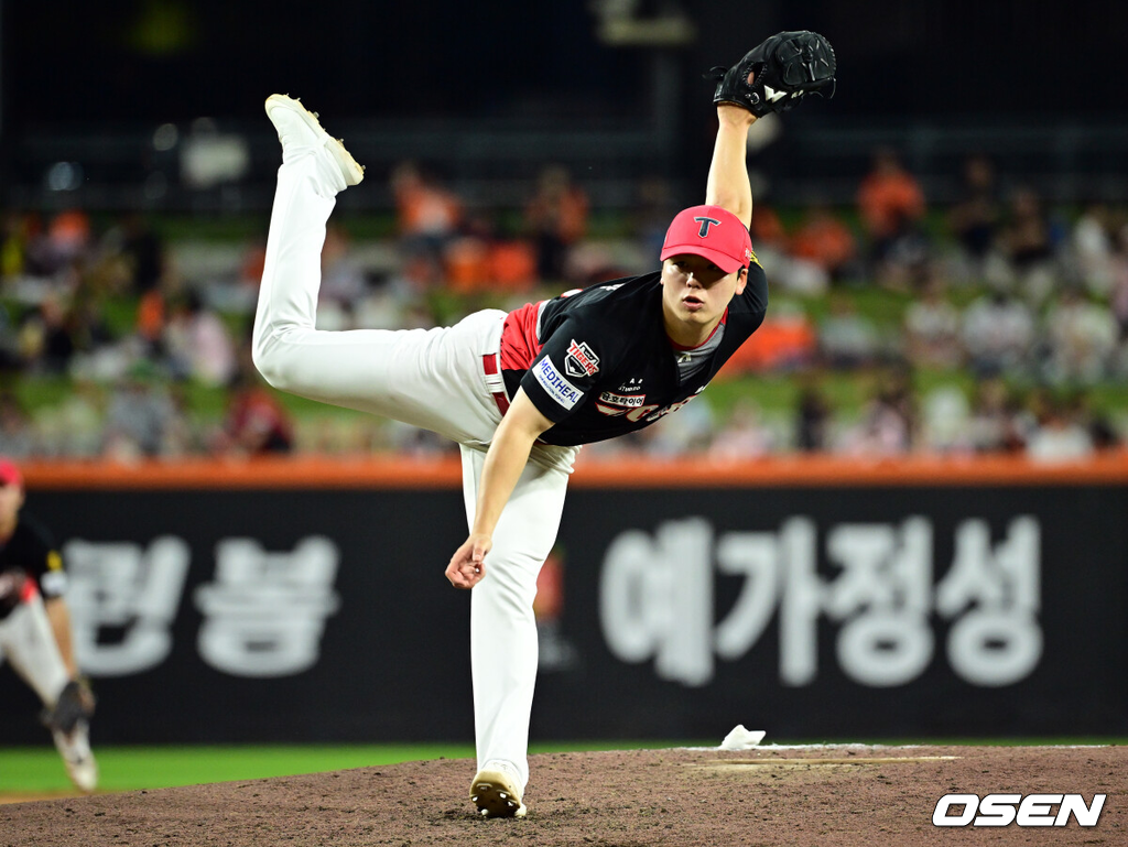 9일 오후 대전한화생명볼파크에서 2026 신한 SOL KBO리그 한화 이글스와 KIA 타이거즈의 경기가 열렸다.이날 한화는 왕옌청을 KIA는 황동하를 선발로 내세웠다.4회말 KIA 황동하가 역투하고 있다. 2026.06.09 /cej@osen.co.kr
