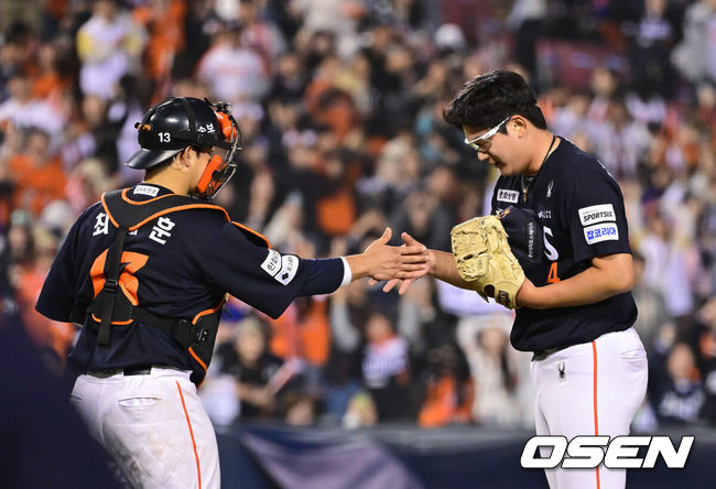 [OSEN=잠실, 박준형 기자] 한화가 타선의 힘을 앞세워 우여곡절 끝 3연패를 끊었다.&nbsp;프로야구 한화 이글스는 3일 서울 잠실구장에서 열린 2026 신한 SOL KBO리그 두산 베어스와의 시즌 첫 맞대결에서 11-6으로 승리했다.&nbsp;경기종료후 한화 최재훈 포수와 김서현 투수가 악수를 나누고 있다.  2026.04.02 / soul1014@osen.co.kr