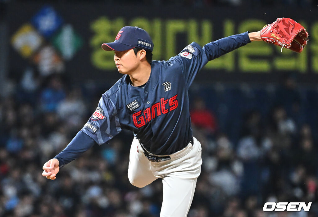 31일 창원NC파크에서 2026 신한 SOL KBO 리그 NC 다이노스와 롯데 자이언츠의 경기가 열렸다. 홈팀 NC는 토다가, 방문팀 롯데는 박세웅이 선발 출전했다. 롯데 자이언츠 쿄야마가 역투하고 있다. 2026.03.31 / foto0307@osen.co.kr