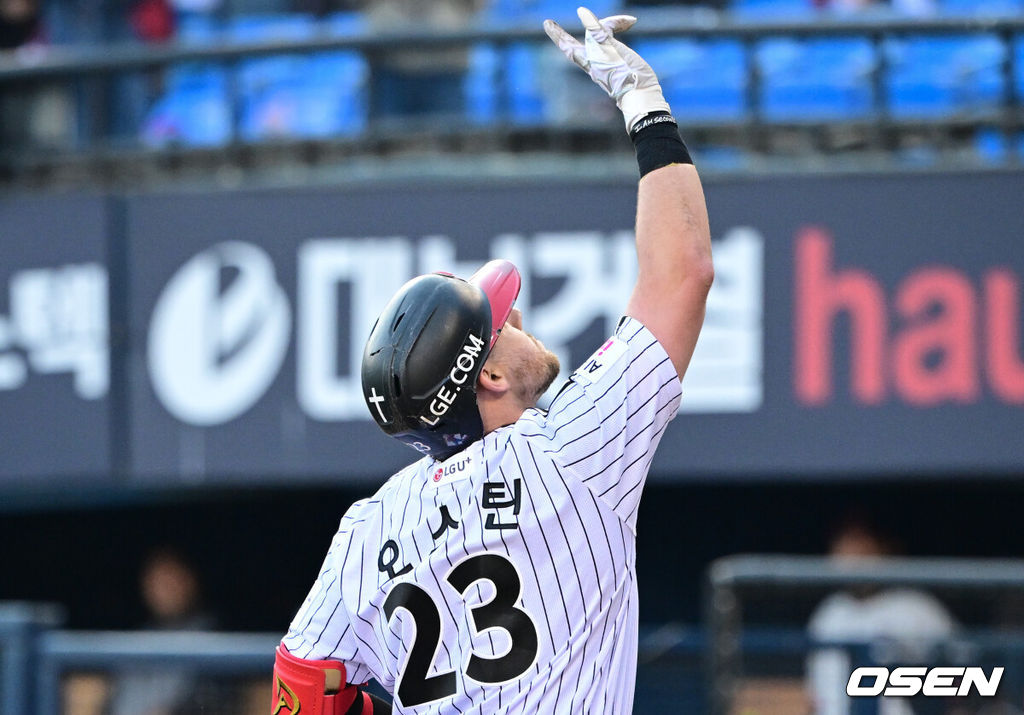 10일 오후 서울 잠실구장에서 ‘2026 신한은행 SOL Bank KBO리그’ LG 트윈스와 SSG 랜더스의 경기가 진행됐다.이날 LG는 웰스를, SSG는 최민준을 선발투수로 내세웠다.1회말 2사에서 LG 오스틴이 솔로포를 날린 뒤 세리머니를 하고 있다. 2026.06.10 /cej@osen.co.kr