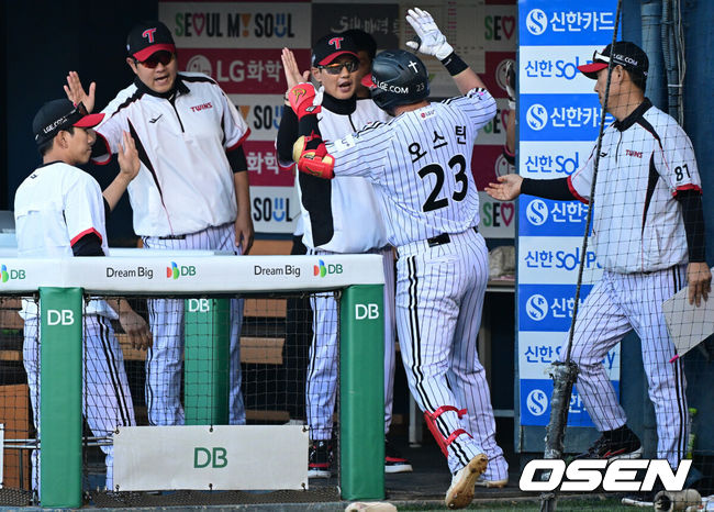 [OSEN=잠실, 조은정 기자]10일 오후 서울 잠실구장에서 ‘2026 신한은행 SOL Bank KBO리그’ LG 트윈스와 SSG 랜더스의 경기가 진행됐다.이날 LG는 웰스를, SSG는 최민준을 선발투수로 내세웠다.1회말 2사에서 LG 오스틴이 솔로포를 날린 뒤 염경엽 감독의 환영을 받고 있다. 2026.06.10 /cej@osen.co.kr