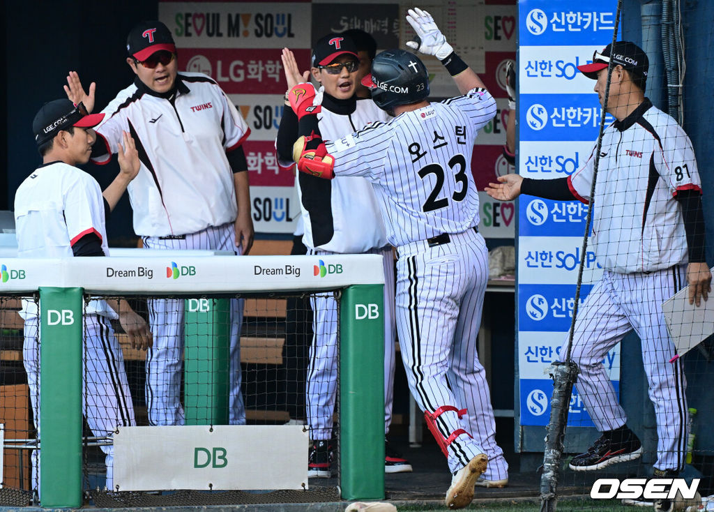 10일 오후 서울 잠실구장에서 ‘2026 신한은행 SOL Bank KBO리그’ LG 트윈스와 SSG 랜더스의 경기가 진행됐다.이날 LG는 웰스를, SSG는 최민준을 선발투수로 내세웠다.1회말 2사에서 LG 오스틴이 솔로포를 날린 뒤 염경엽 감독의 환영을 받고 있다. 2026.06.10 /cej@osen.co.kr