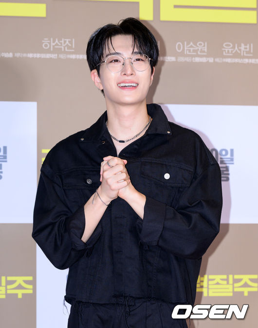 [OSEN=이대선 기자] 5일 서울 송파구 롯데시네마 월드타워점에서 영화 '전력질주' VIP 시사회가 열렸다.영화 ‘전력질주’(감독 이승훈)는 현재를 달리는 남자와 미래를 달리는 남자, 시간을 달리는 그들의 완벽한 엔딩을 위한 전력질주를 그린 러닝드라마로 오는 9월 10일 롯데시네마에서 단독 개봉한다.그룹 갓세븐 영재가 포토타임을 가지고 있다. 2025.09.05 /sunday@osen.co.kr